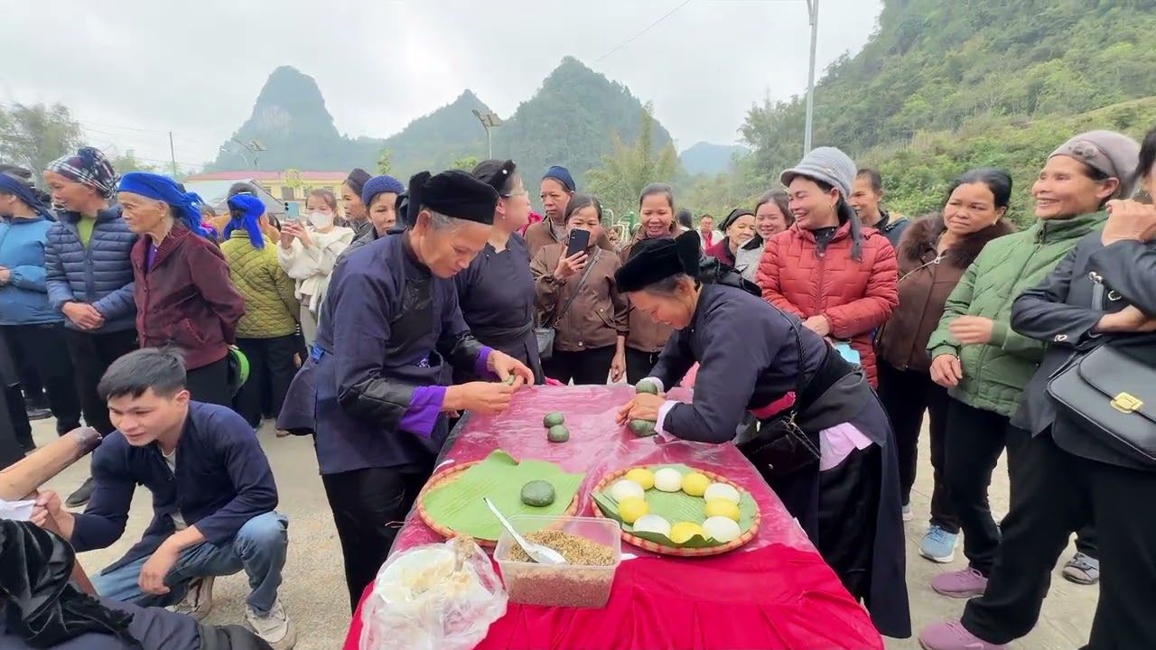 Thi giã bánh dày tại lễ hội lồng tồng Nà Pheo xã Độc Lập, Cao Bằng