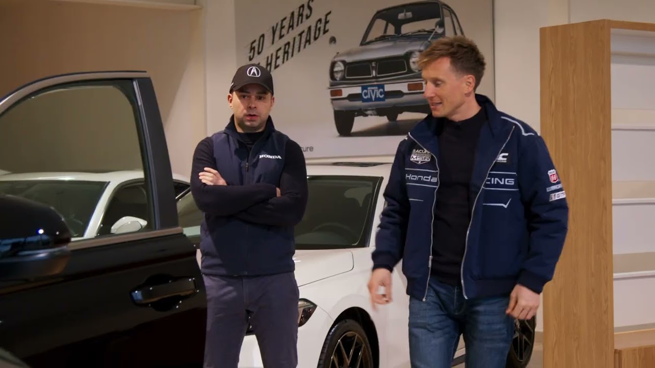 Renger van der Zande haalt zijn nieuwe Honda CR-V op