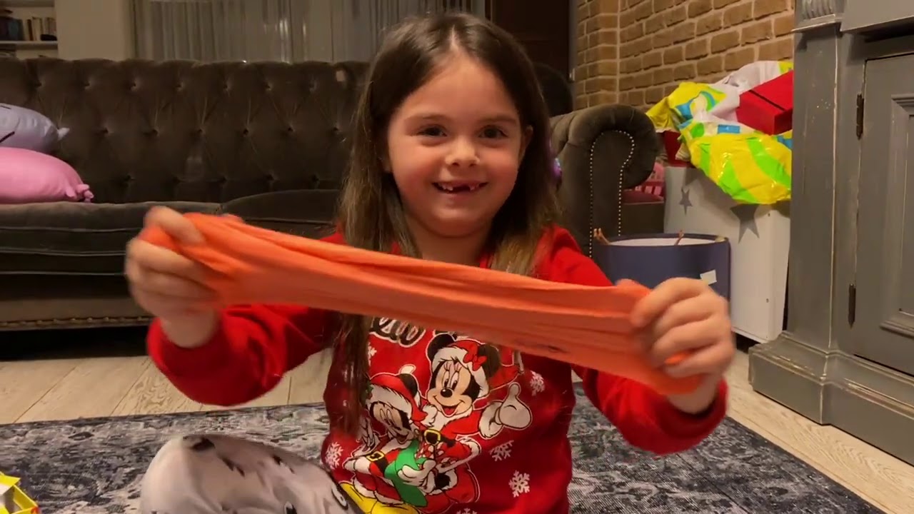 Nisoş playdoh hediye kutusunu açıyor🥰🥰