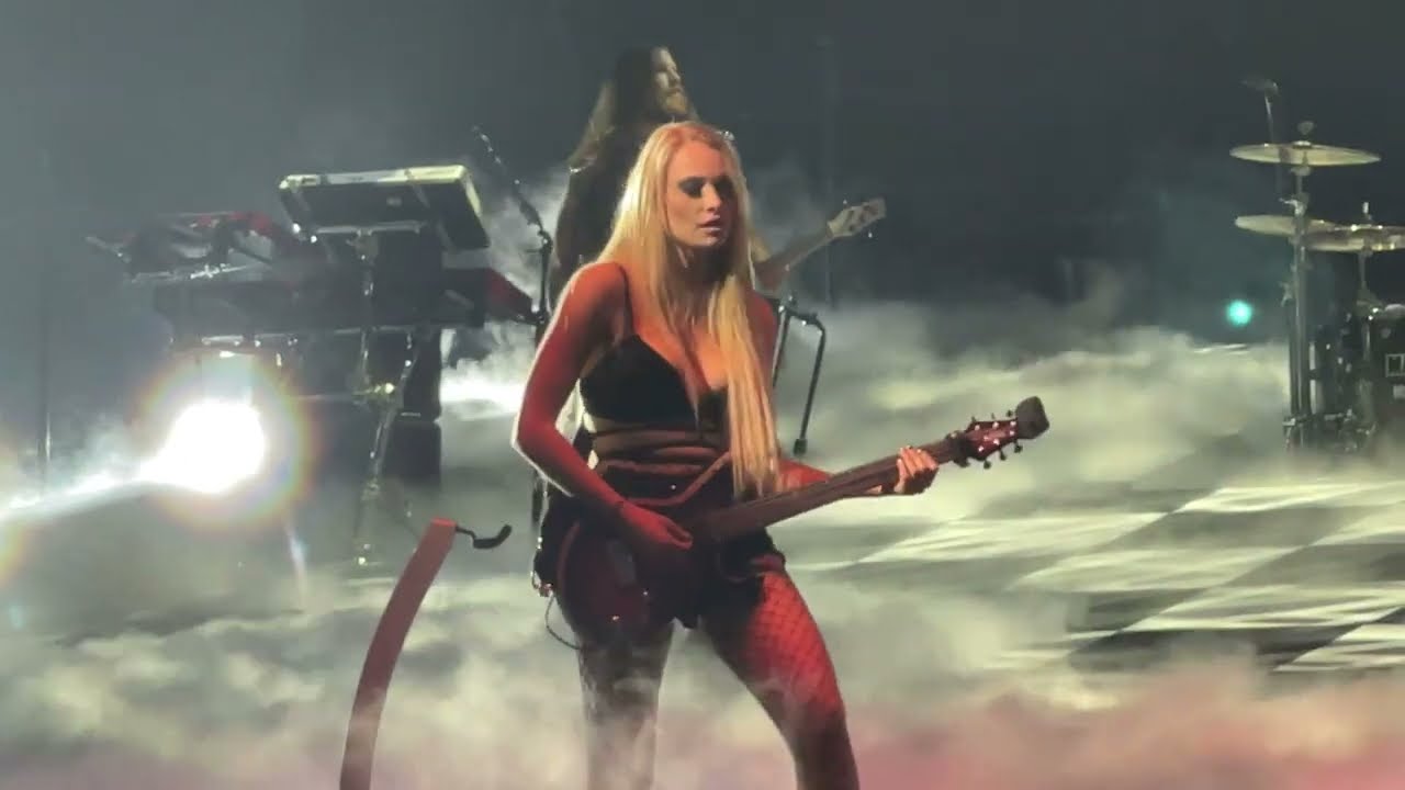 Sophie Lloyd Fan Cam