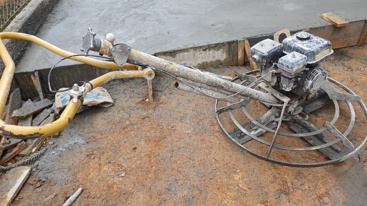 Limpeza de alisadora de piso / alisadora de concreto bem suja 