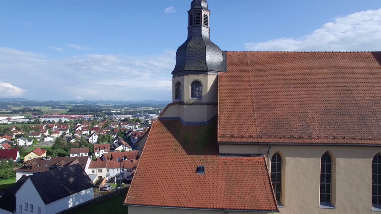 Petersberg von oben - Drohnenflug &uuml;ber die Liobakirche (St. Peter)