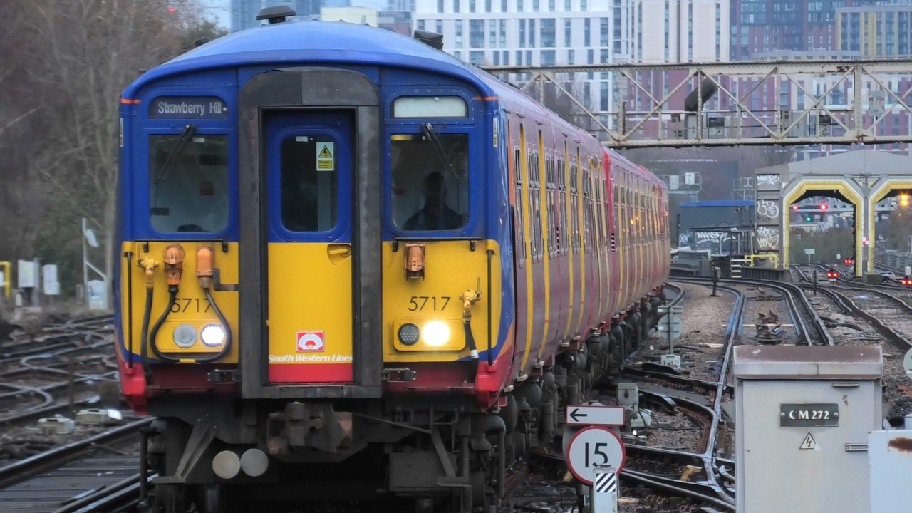 SWR 455717 + 455727 In Service Arrives At Clapham Junction For London Waterloo Via Strawberry Hill