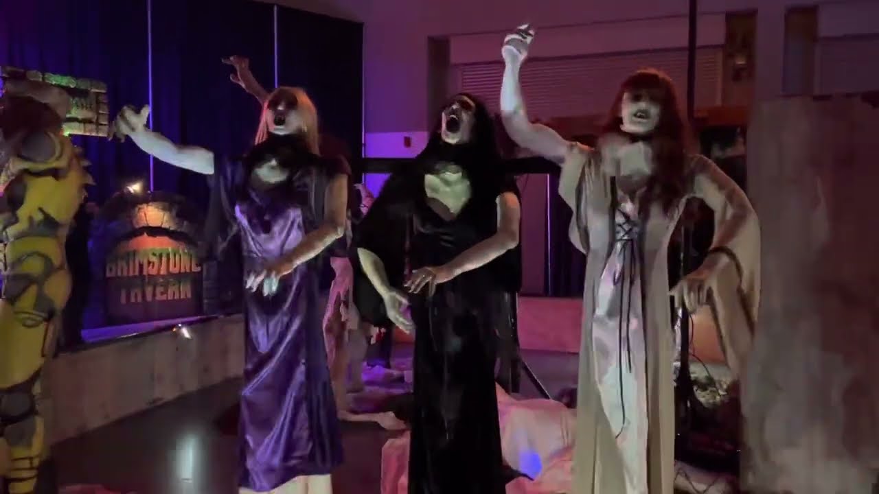 TRANSWORLD HALLOWEEN CONVENTION 2023 The Hazard Room Flying Vampires Animatronic