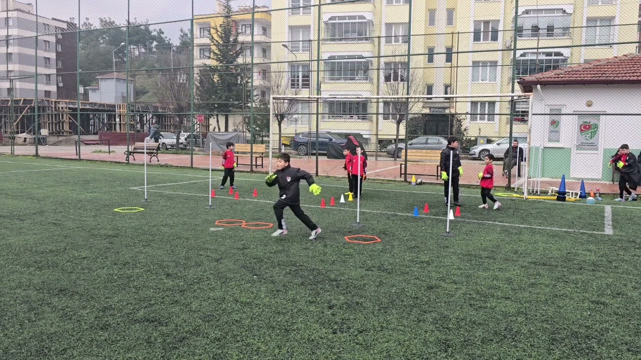 Ucuyoruz🥅⚽️ #kaleciidmanı #sports #fb #çocuk #içerik #kale 