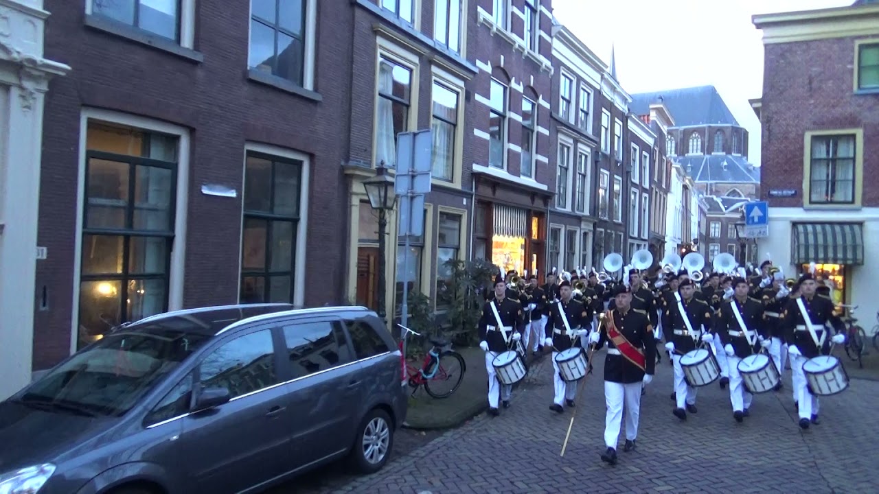 K&G Leiden marcheert na afloop Kersttaptoe vanaf Pieterskerk