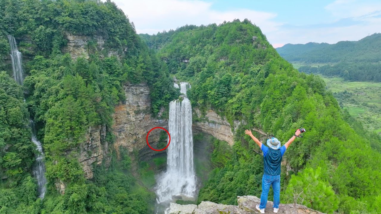 贵州深山发现一处野生瀑布群，瀑布后面洞中竟有四个棺木，还有一件白色衣服 | There were four coffins on the back of the waterfall