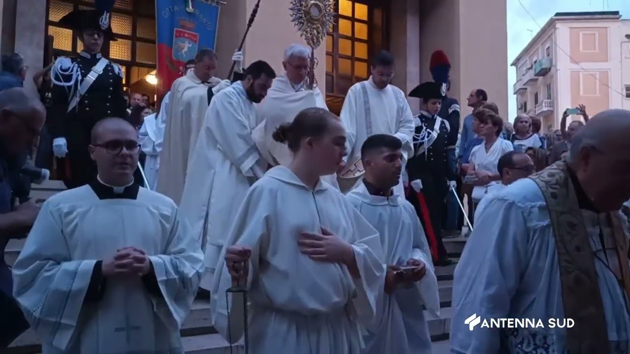 03 GIUGNO 2024   TARANTO   FOLLA PER LA PROCESSIONE DEL CORPUS DOMINI