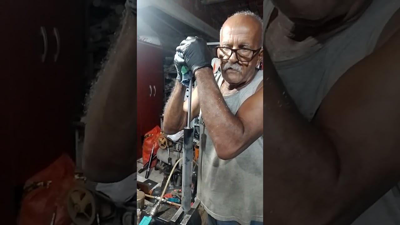 ensinando a usar a agulha pra pressurização de amortecedor.
