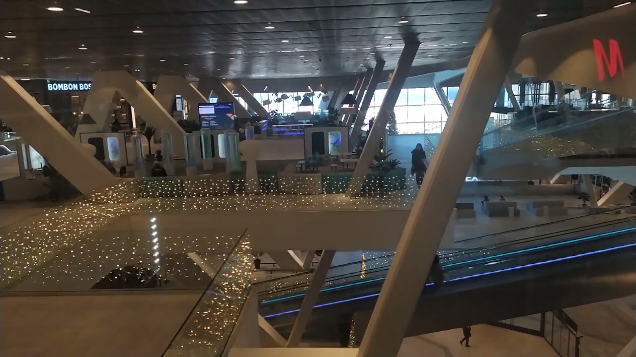 Ascensor Thyssenkrupp Synergy MRL del 2020 en CC. Vialia, Vigo, España
