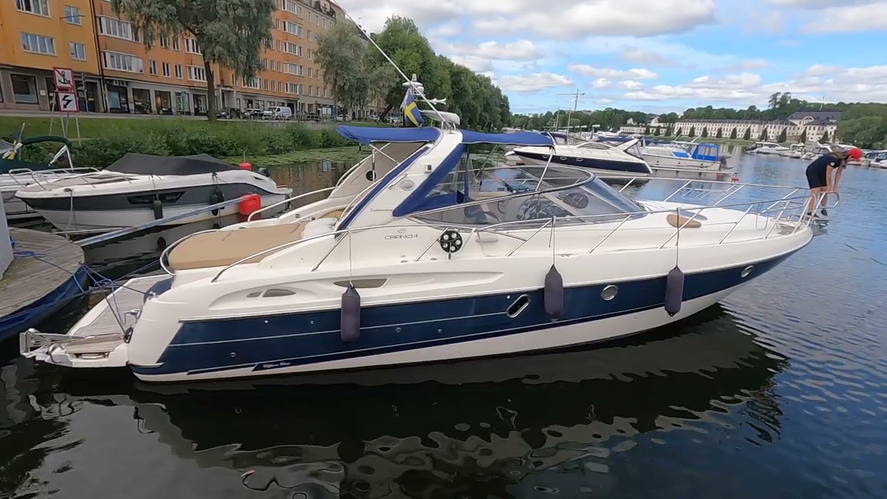 Docking between y bars. Become a confident boat captain in 2026 with Maria Lanner, boat coach.