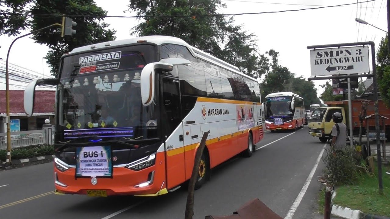 DEPAN LAPAS TULUNGAGUNG: LALU LINTAS SANGAT RAMAI PADA JAM PULANG KERJA