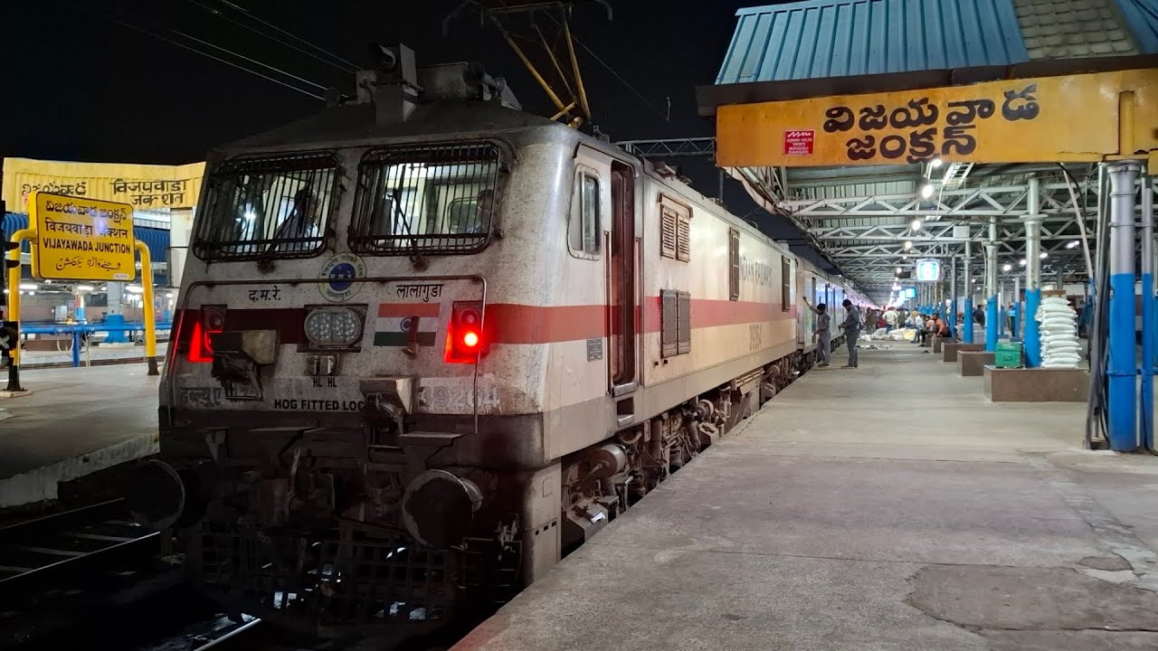 VIJAYAWADA JUNCTION RAILWAY STATION ON BOARD ARRIVING & DEPARTING VSKP-HYB GODAVARI S.F EXPRESS