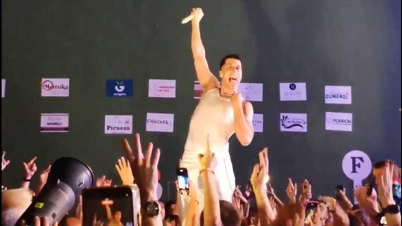 Pello Reparaz cantando Itzulera entre el público en fiestas de Sartaguda (Navarra)