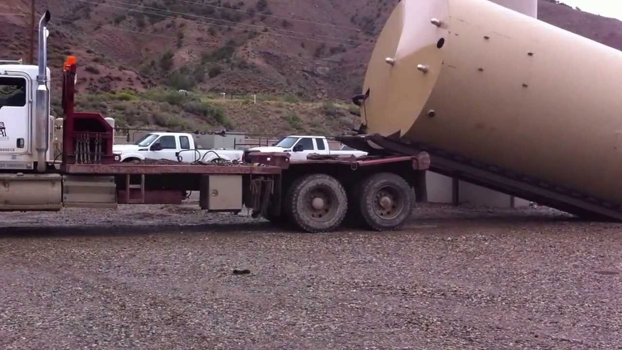 Oilfield Winch Truck Loading 400BBL Tank