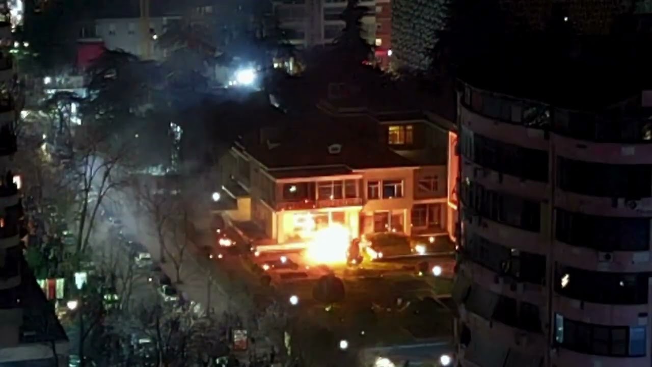 Top Channel/ Protestuesit hodhën molotovë, pamje me dron nga djegia e ish-vilës së Enver Hoxhës