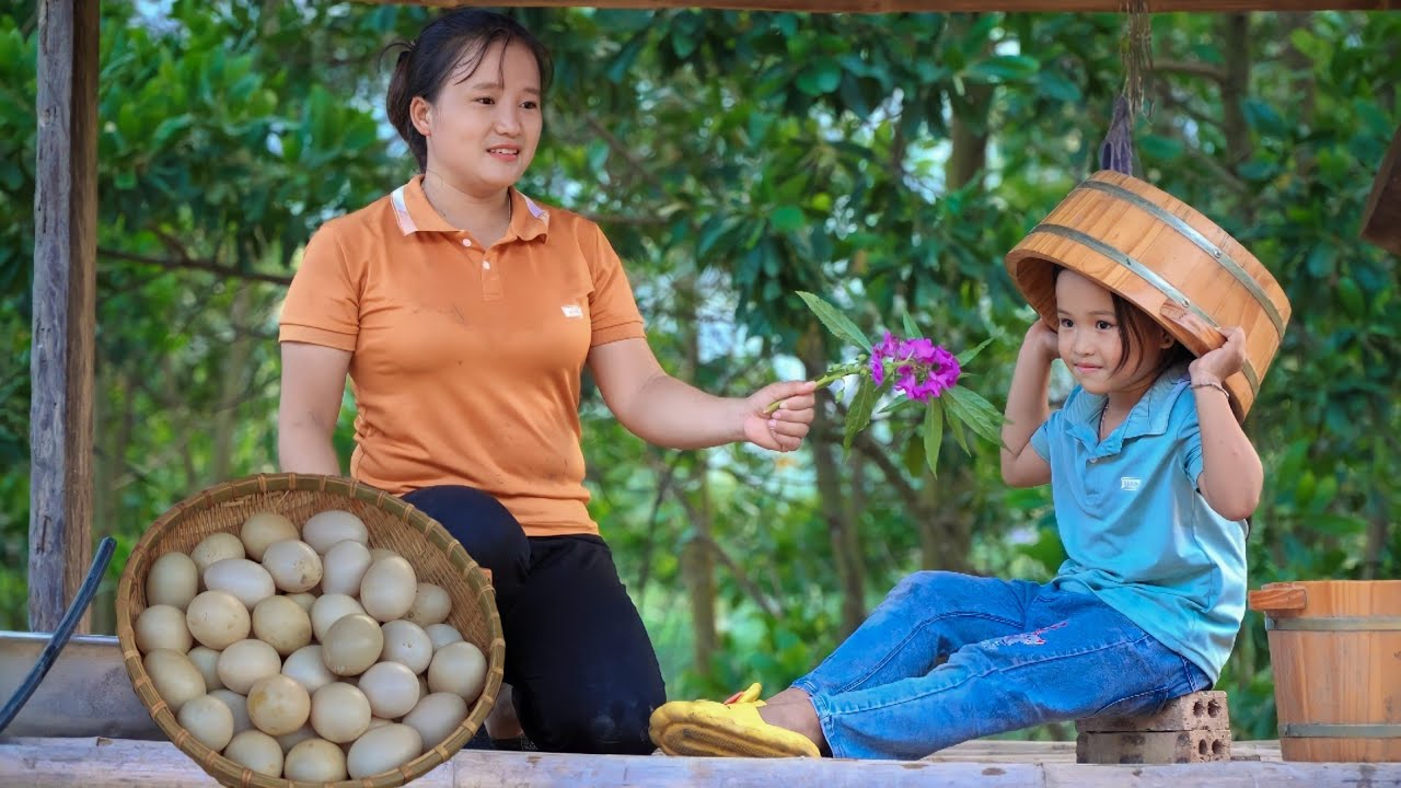 The mother and child picked fruit to sell, the child went to school far away, and built a fish pond