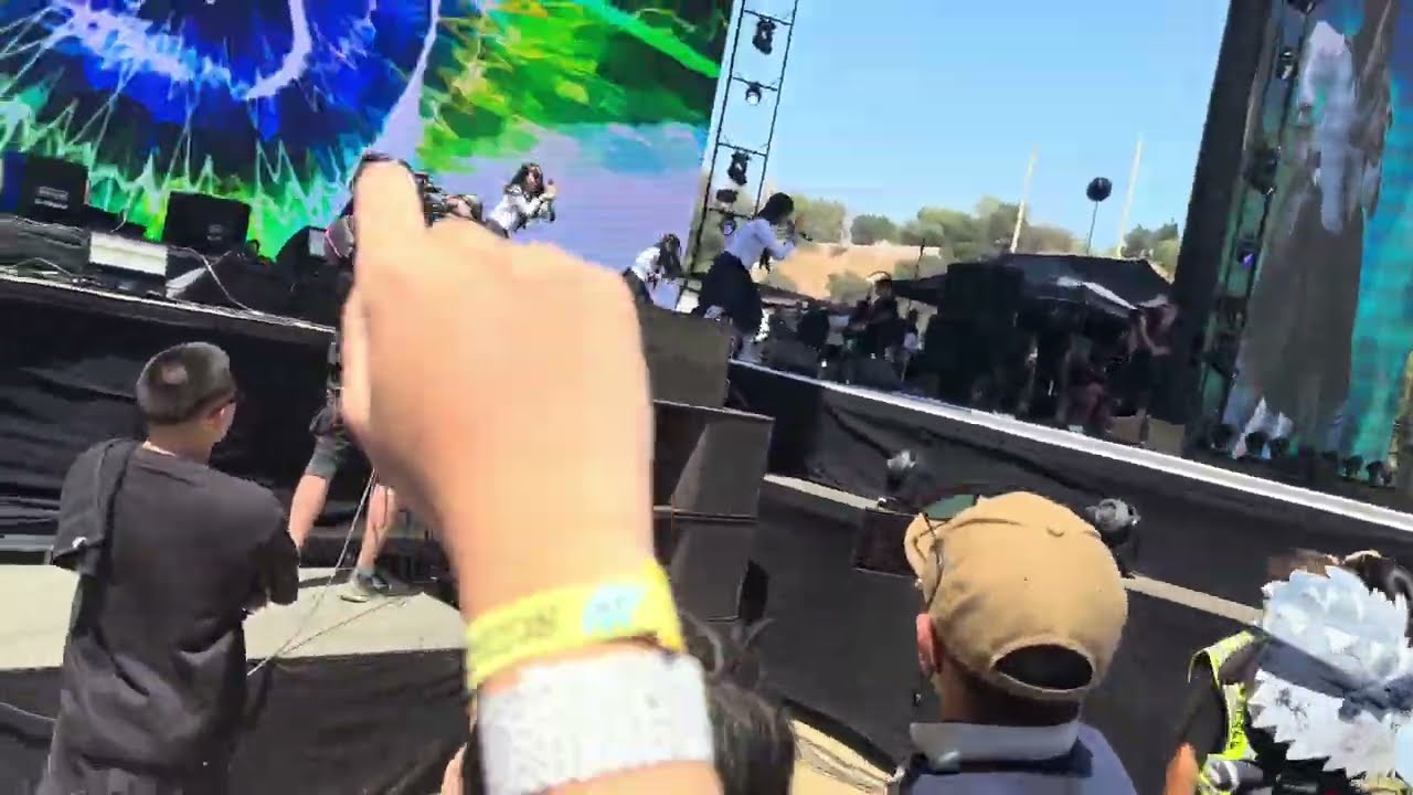ATARASHII GAKKO! - Pineapple Kryptonite REMIX + 青春を切り裂く波動 - LIVE Crowd POV (HEAD IN THE CLOUDS 2023)