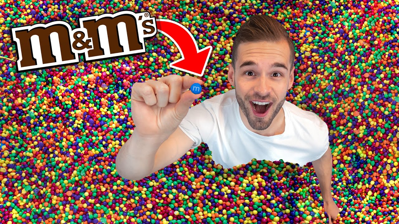 WIE ALS EERSTE DE M&M VINDT IN HET SKITTLES ZWEMBAD WINT! *Challenge*