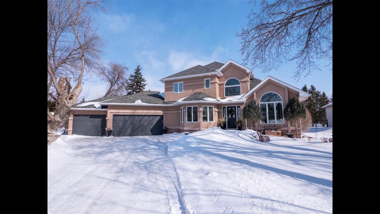 6 Lori Lane - Gorgeous East St Paul Family Home!