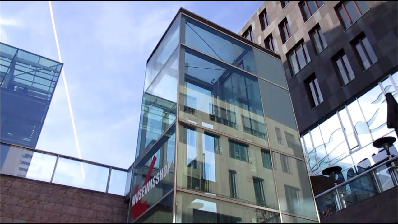 Stuttgart, Aufzug am Kleinen Schlossplatz