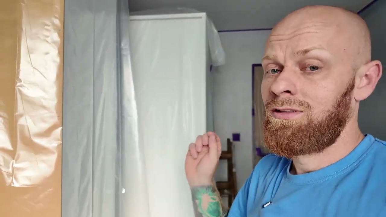 Rafał Pala z Daven.TV maluje pokój syna farbami Tikkurila.
