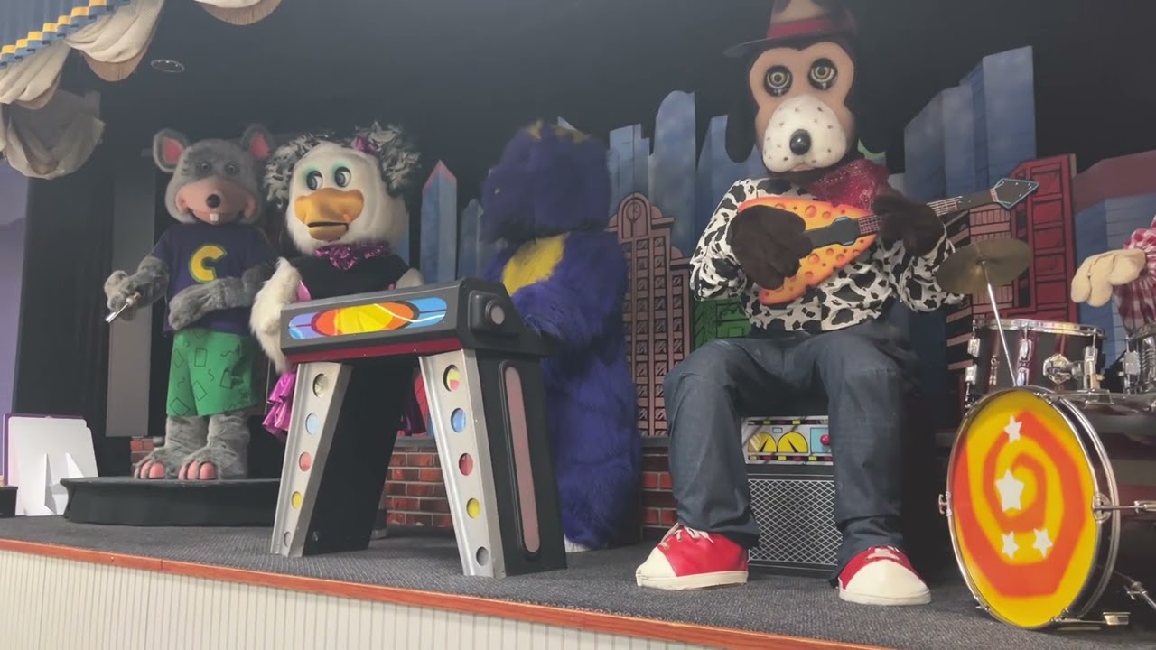BELLEVUE CHUCK E CHEESE CLOSING ANNOUNCEMENT!!! Reuploaded