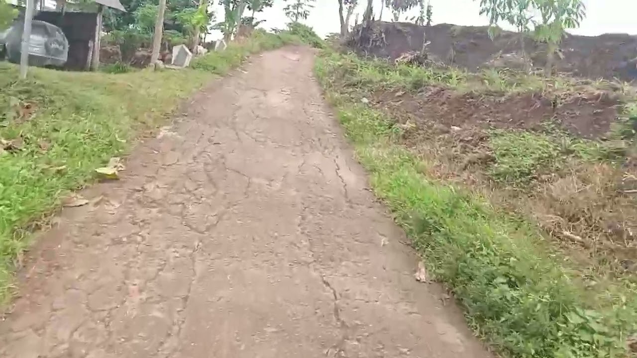 Gowes pedesaan sambil liat pemandangan/dan liat yang lagi nyabit rumput