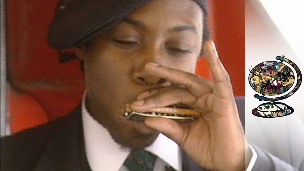 London's Charismatic Singing Bus Conductor (2001)