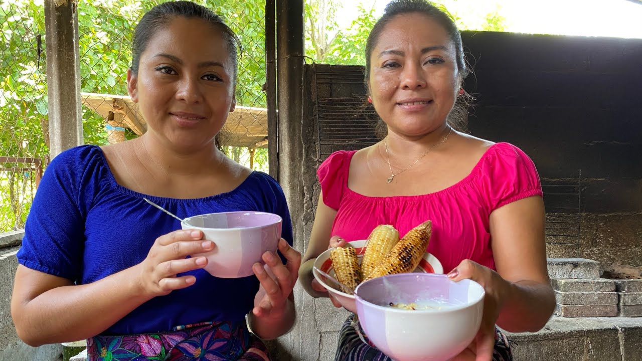 Preparando atol de elote con leche 100% guatemalteco