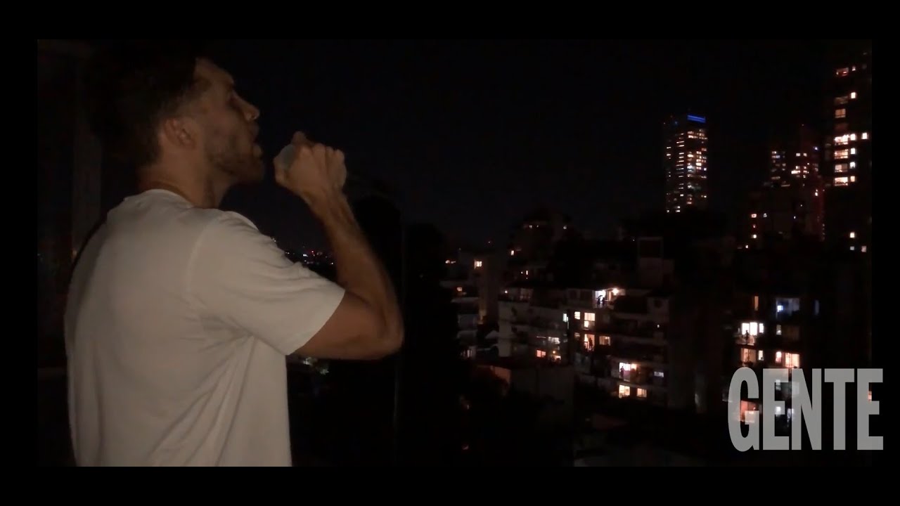 Conmovedor: el Himno Nacional Argentino, cantado desde distintos balcones durante la cuarentena