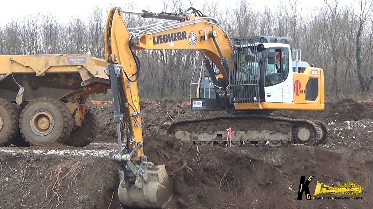 LIEBHERR 922 EXCAVATOR Loading DUMPER KOMATSU and VOLVO