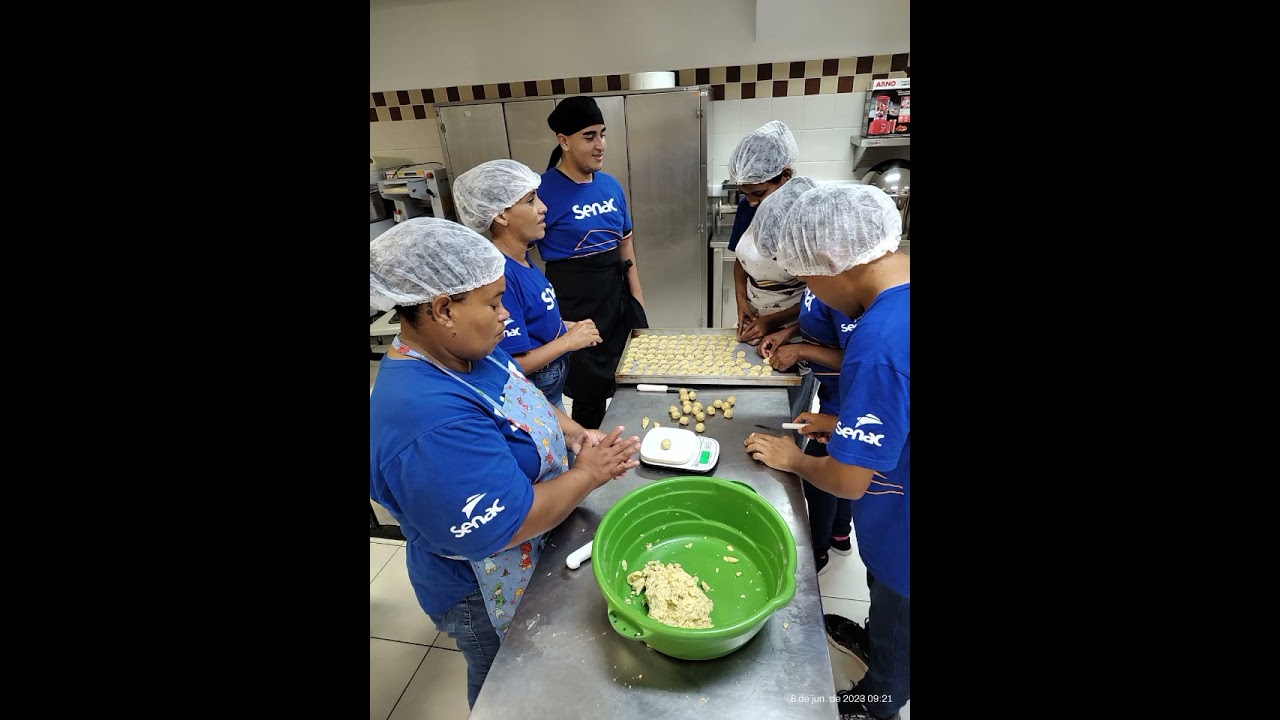 Curso | Curso auxiliar de cozinha, eu sendo preparada pelo Senac
