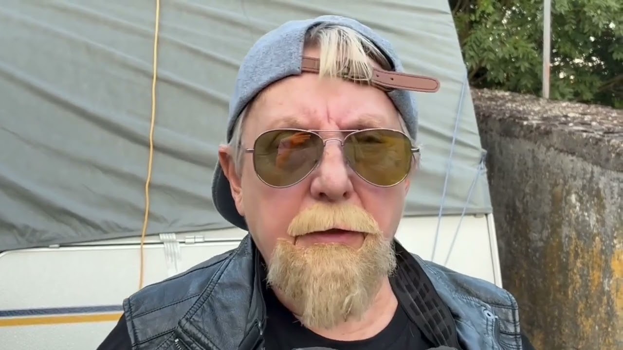 1 Mopedrocker Hägi gibt Gas