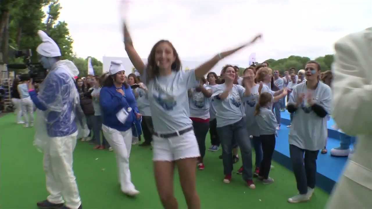 SMURFS 2 Flashmob in Paris - to Britney Spears' "Ooh La La" - HD