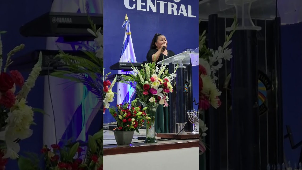 Hna Verónica Reyes en iglesia Lirio de los Valles los Central 