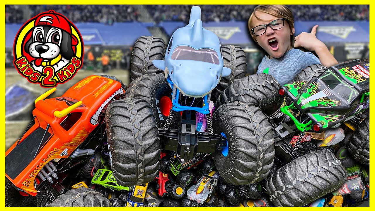 Monster Jam RC Trucks - MEGA MEGALODON RC CHALLENGE vs. Mega El Toro Loco & Mega Grave Digger