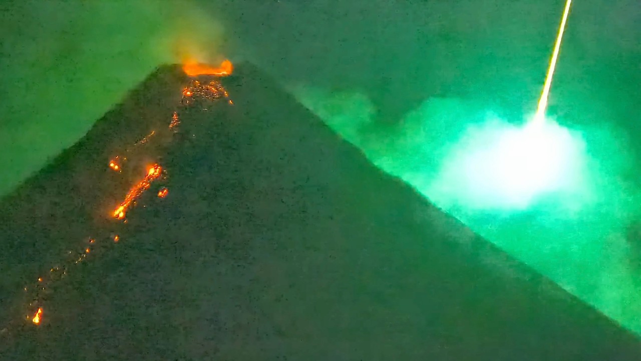 Meteor Fireball Plunges Behind Mayon Volcano During Eruption (May 25, 2026)