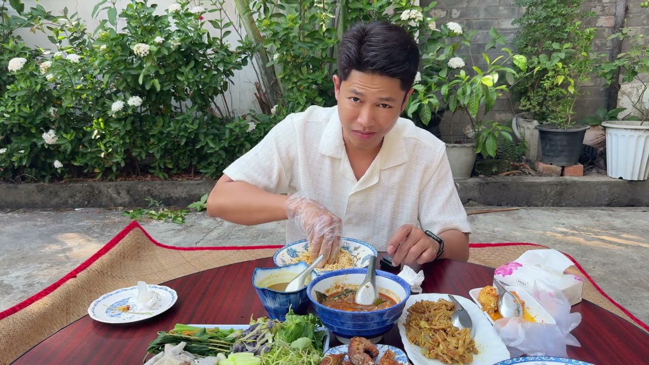 Have a lunch at my yard ! (ထမင်းစားမယ်)