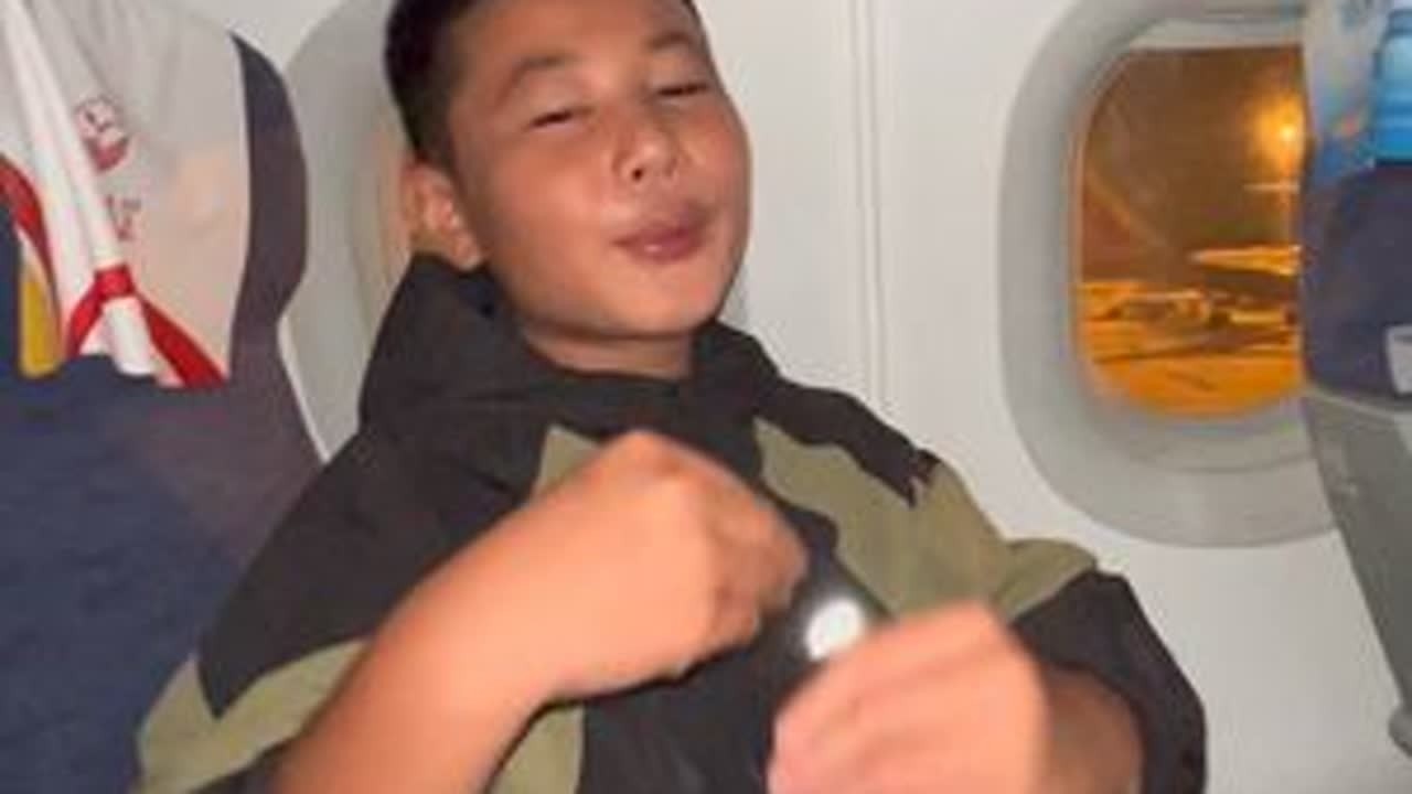 天赐终于坐上了梦寐以求的飞机。临行时像个小大人交代着爷爷和妈妈。怪老头也漏出了他内心软弱的一面。#我的乡村生活 #农村生活 #新农人计划2025 @金砖哥26号石榴商贸