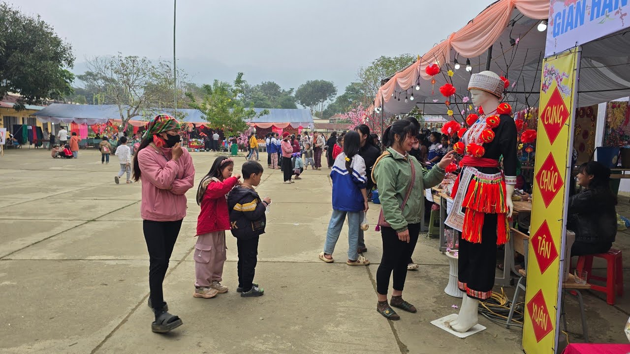 EXPLORE stalls that open early before Tet Holiday | Tiểu Liễu-17 year old