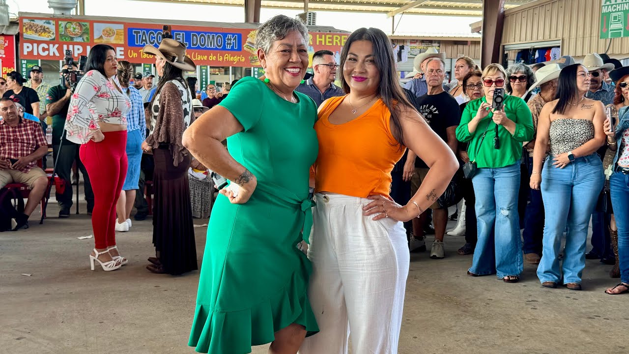Disfrutando del baile en la pulga de Alamo Texas RGV 