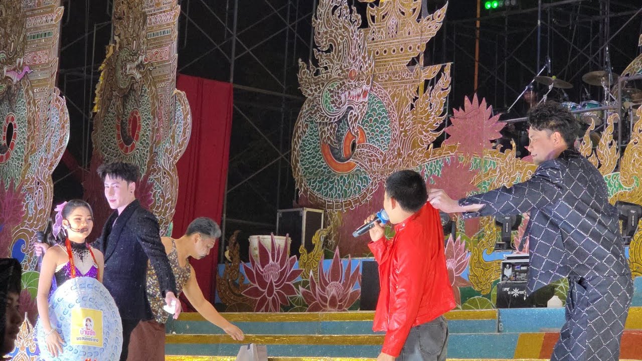 เกิดอะไรขึ้น‼️พ่อจ๋าเกือบคว้าอ๊ะอายไม่ทัน เมื่อโชว์เพลงนี้กับพระเอกน้อยกังฟู#เสียงวิหคนกพงศกร 
