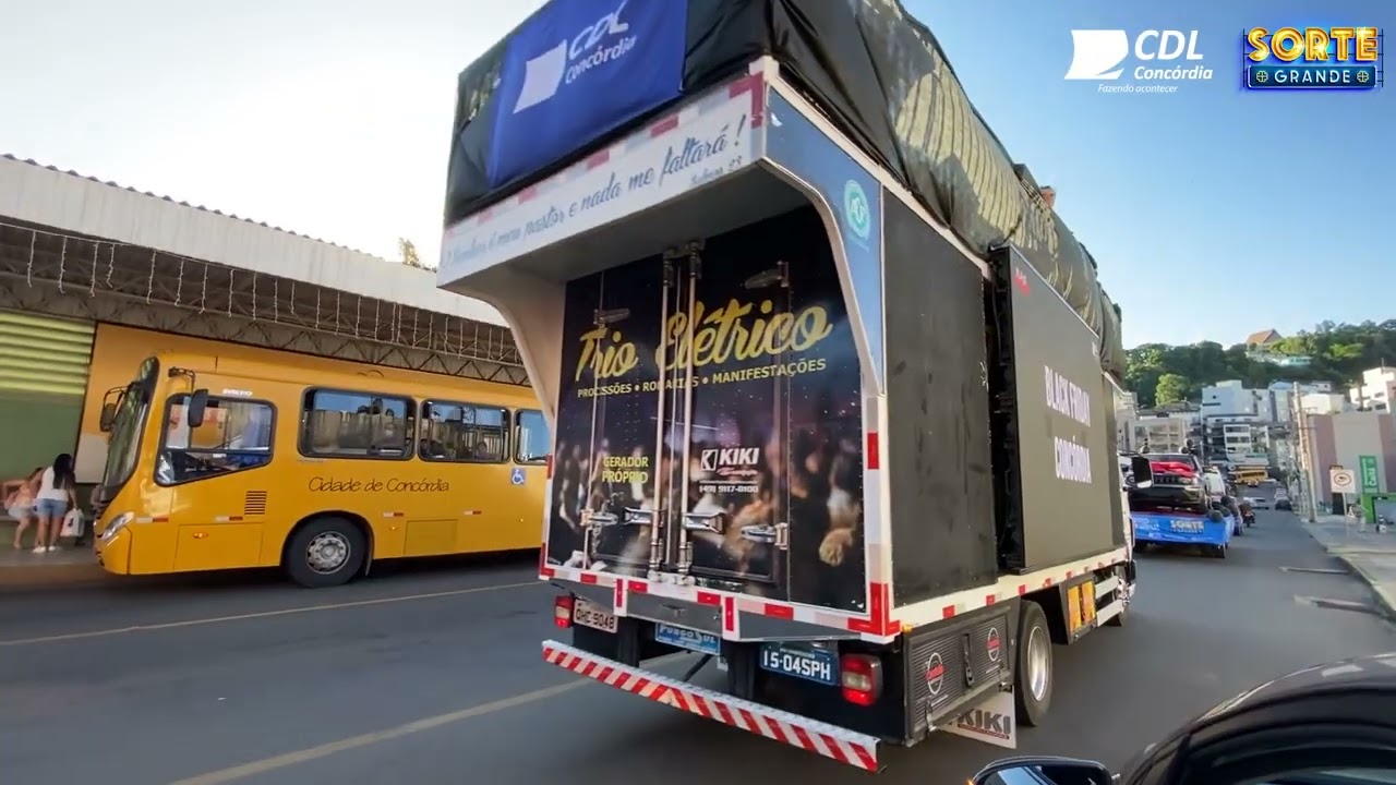 Desfile com trio elétrico pelas ruas centrais especial da Black 2022
