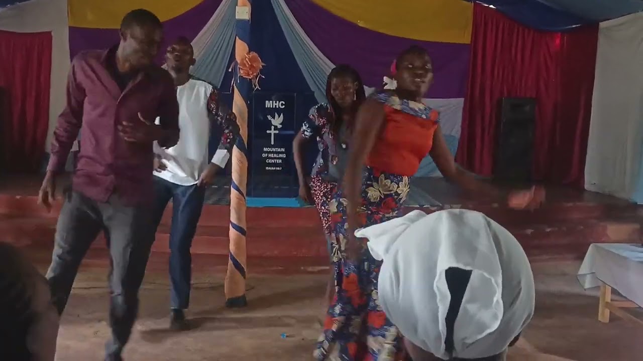 A family Dance,,how is it👍🏻👍🏻 niambie kwa comment