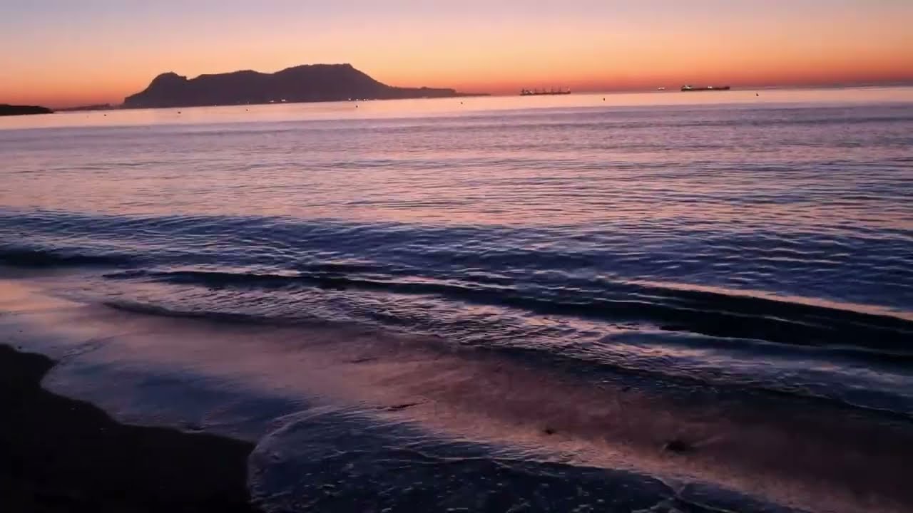 Beautiful Sunrise on the Beach🌅