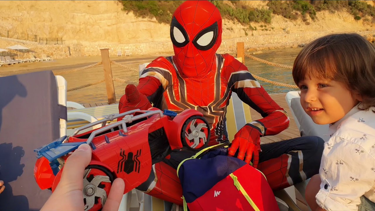 Fatih selim ve Yusuf sahilde spiderman ile çantadan oyuncaklar çıkardı,yakalamaca oyunu oynadılar.