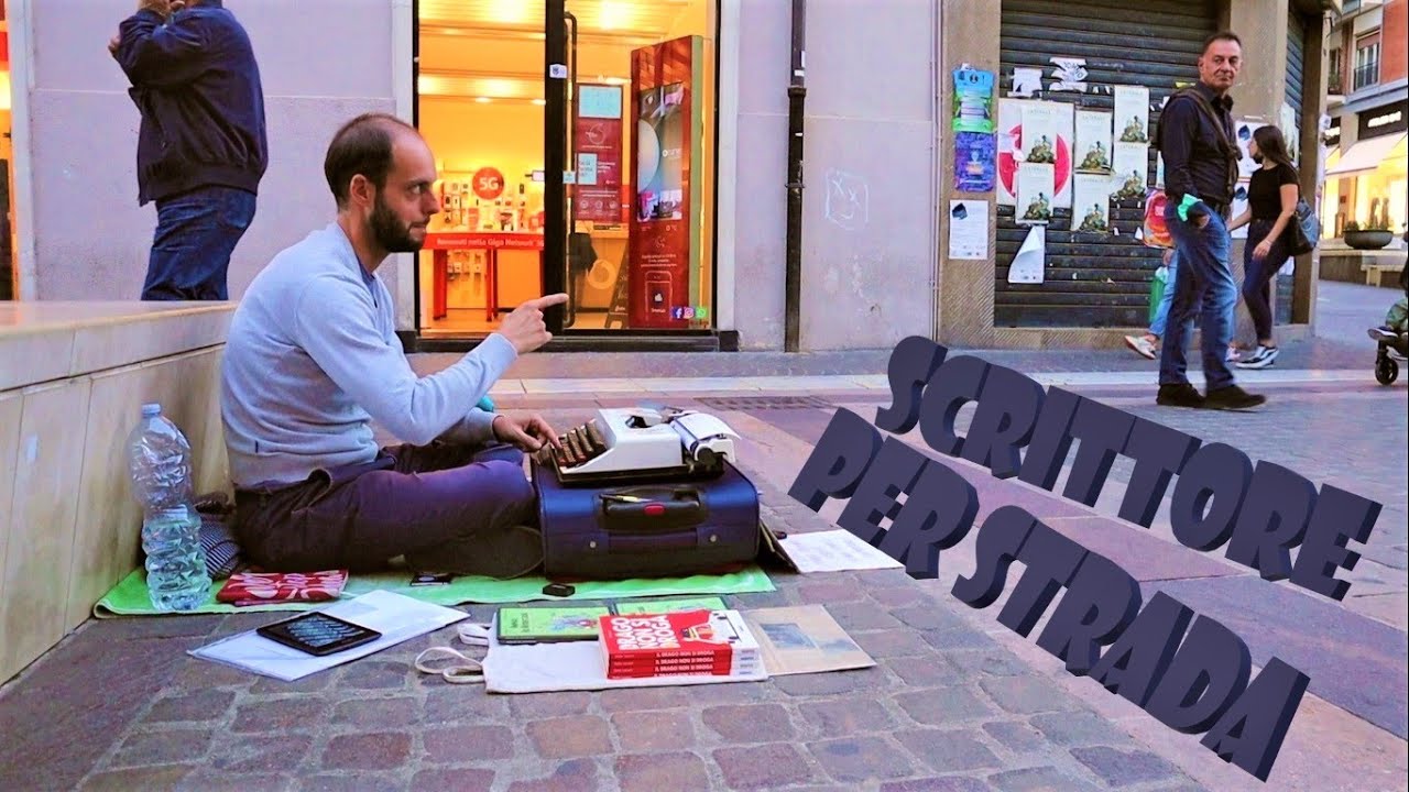 Scrittore per strada a Cosenza