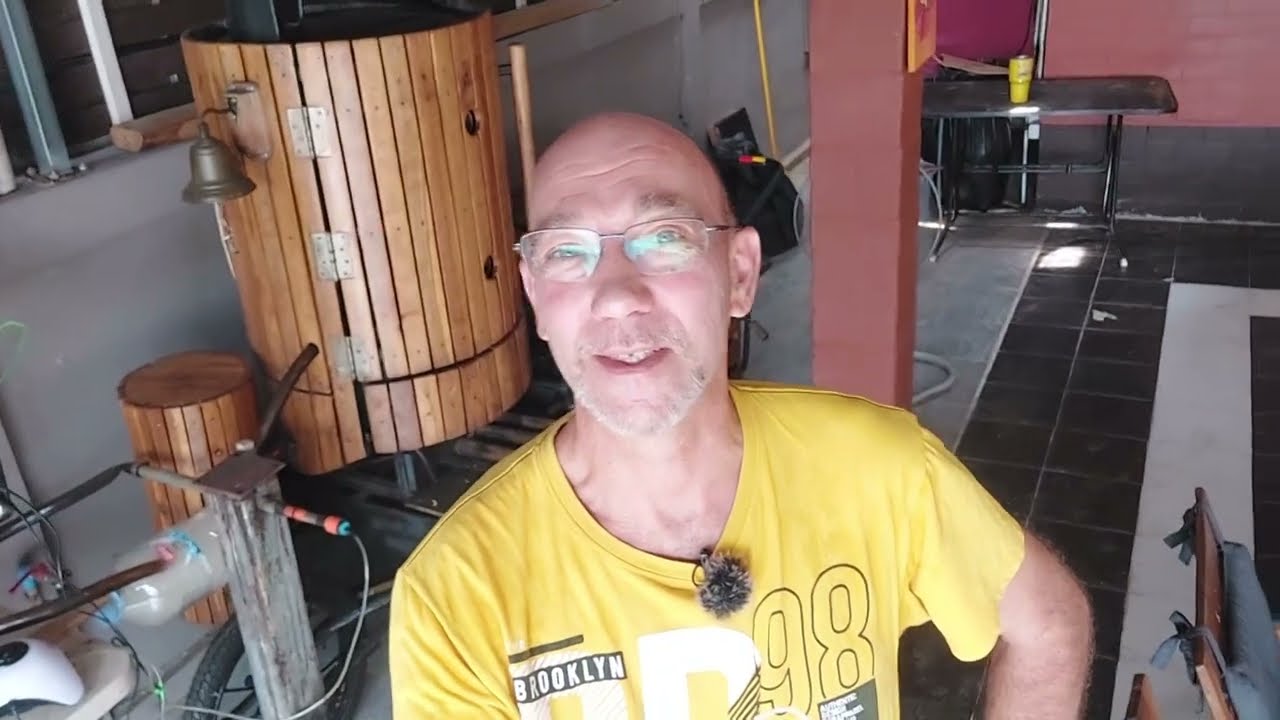 Michael und seine räucher Künste mit dem selbstgebauten Räucherofen