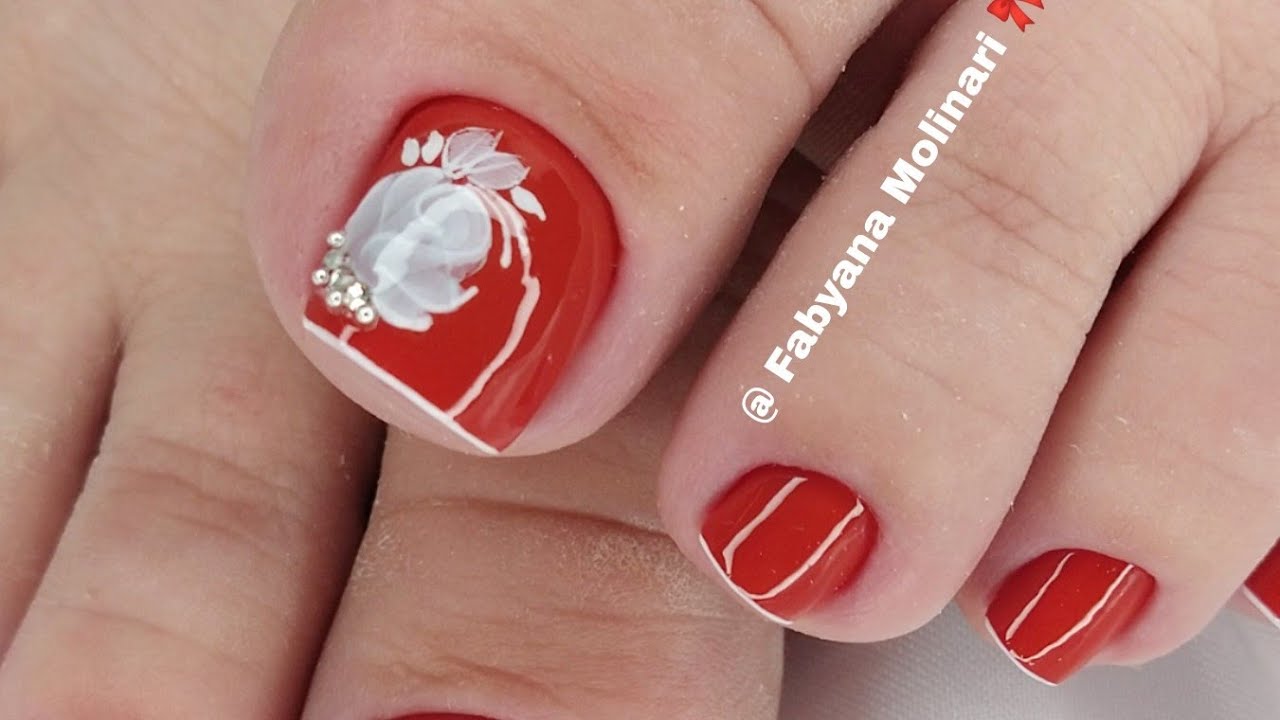 unhas decoradas - olhem esse pezinho vermelho decorado com detalhes branco !!!